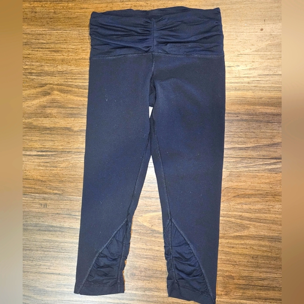 Lululemon ruffle waist and bottom trim soft stretch leggings Sz 6